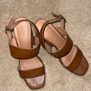 BROWN BLOCK HEELS 9.5